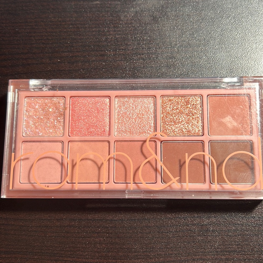 Rom&nd better than eyes palette in shade rose garden
